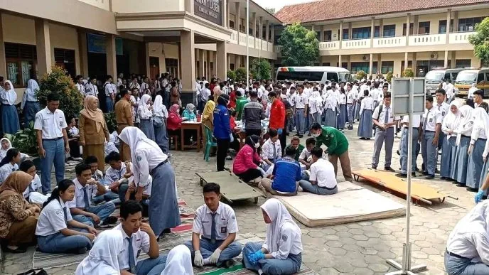 700 siswa dan guru sman1 lasem rembang keracunan mbg