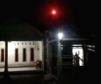 Langit Manisrenggo Klaten Disorot Cahaya Merah, Warga Heboh hingga Rekam Video Cahaya Merah Mirip Bola Api Muncul di Langit Klaten, Warga Sempat Teriak “Maling”