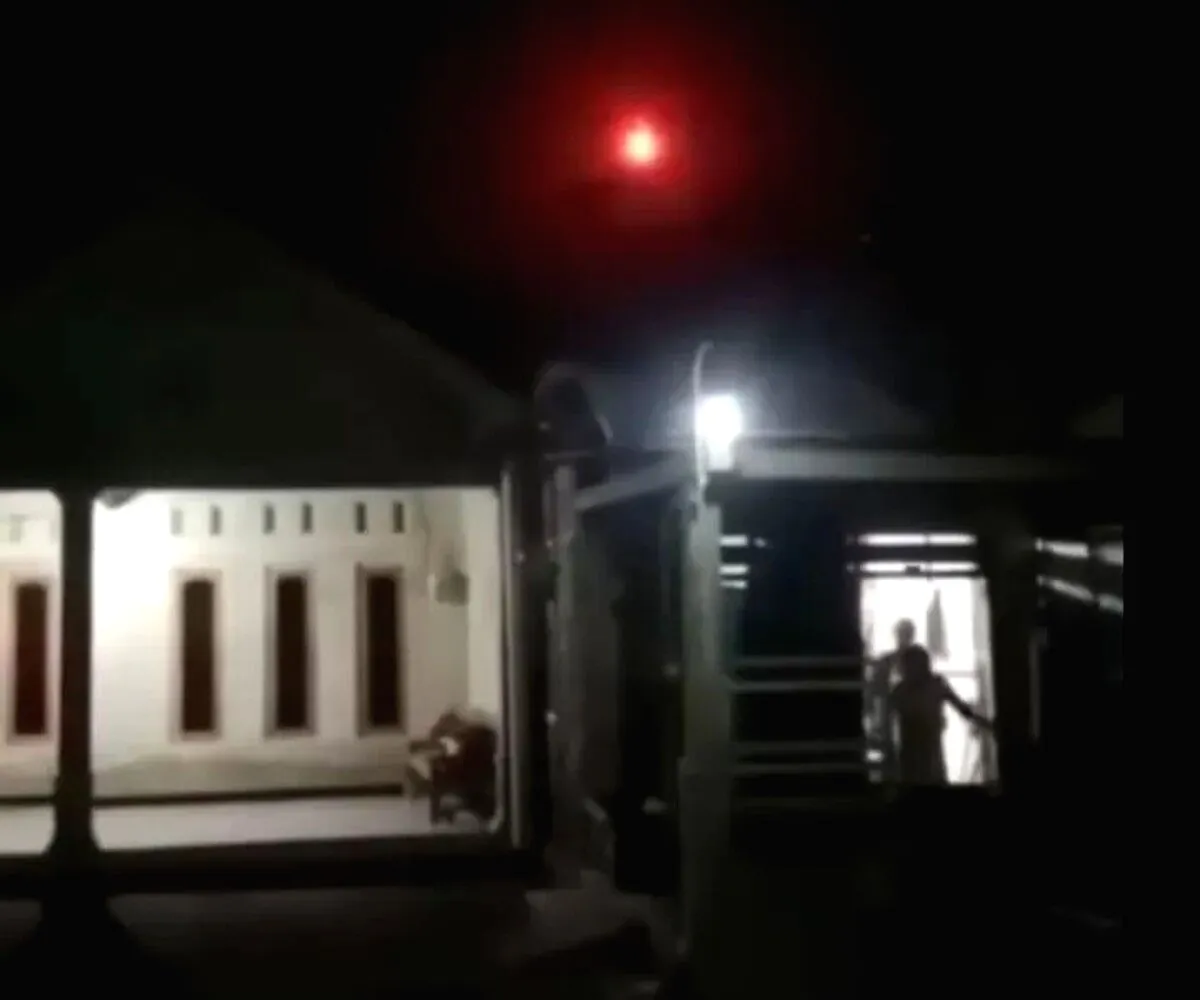 Langit Manisrenggo Klaten Disorot Cahaya Merah, Warga Heboh hingga Rekam Video Cahaya Merah Mirip Bola Api Muncul di Langit Klaten, Warga Sempat Teriak “Maling”