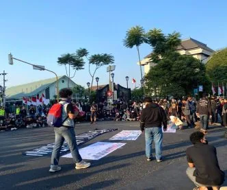 Mahasiswa Gelar Aksi di Pusat Kota Jogja, Singgung Janji Pemerintah Prabowo-Gibran Demo Mahasiswa di Simpang Empat Gramedia Jogja, Tuntut Perubahan Pemerintahan