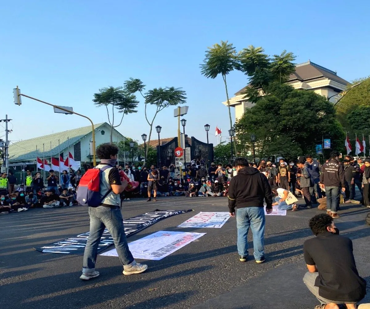 Mahasiswa Gelar Aksi di Pusat Kota Jogja, Singgung Janji Pemerintah Prabowo-Gibran Demo Mahasiswa di Simpang Empat Gramedia Jogja, Tuntut Perubahan Pemerintahan