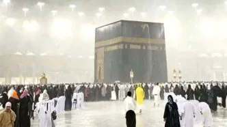 Hujan Deras Guyur Masjidil Haram Saat Magrib, Jemaah Tetap Tawaf di Sekitar Ka’bah
