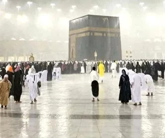 Hujan Deras Guyur Masjidil Haram Saat Magrib, Jemaah Tetap Tawaf di Sekitar Ka’bah