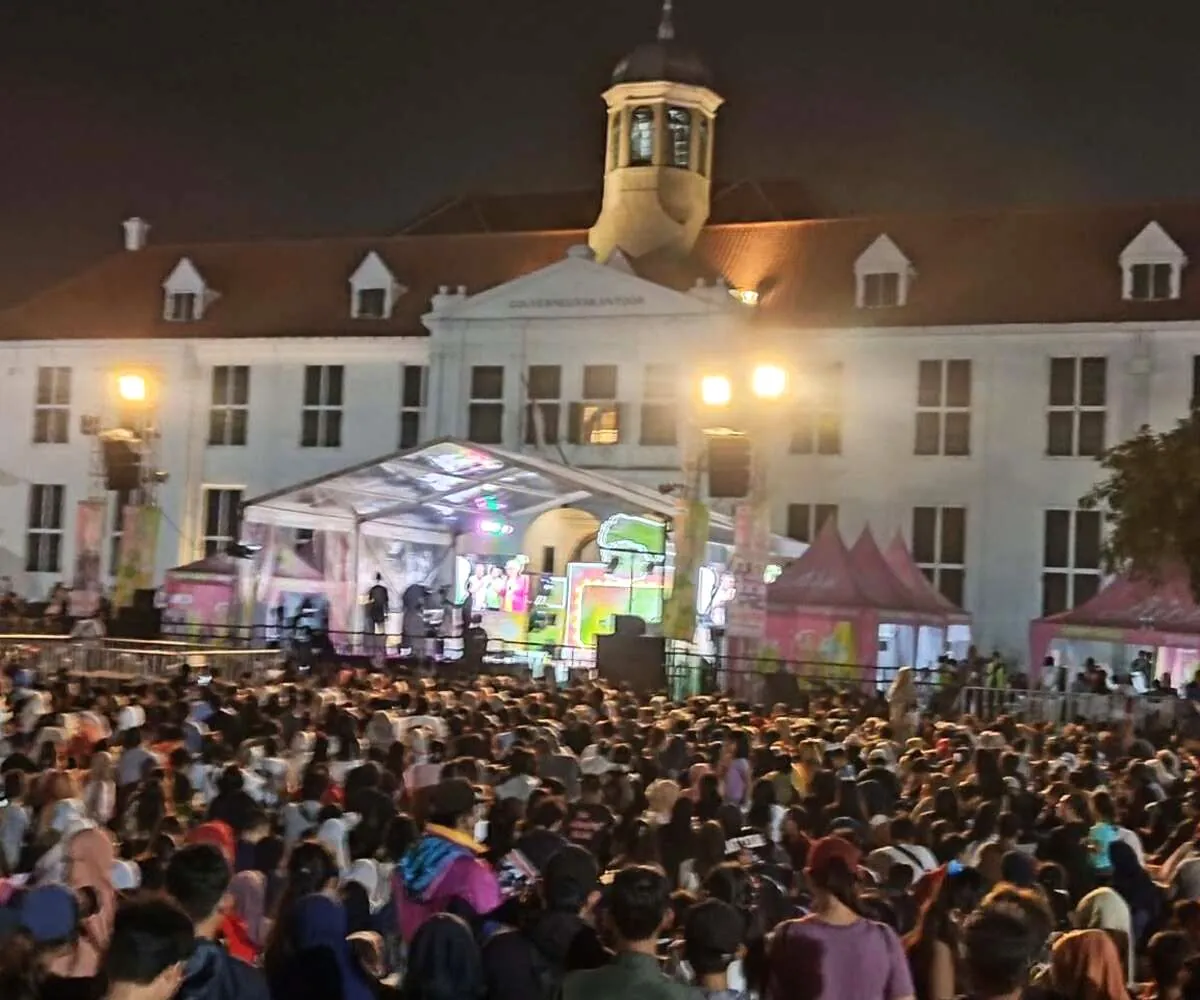 Konser di Kota Tua Dibubarkan, Pengunjung Sesak Napas Gegara Mencium Bau Gas Konser di Kota Tua Dibubarkan, Pengunjung Sesak Napas Gegara Serbuk Misterius