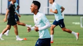 Rivalitas Persija Persib Memanas, Greg Nwokolo Ingatkan Suporter soal Lemparan Botol