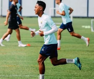 Rivalitas Persija Persib Memanas, Greg Nwokolo Ingatkan Suporter soal Lemparan Botol