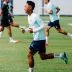 Persija vs Persib Memanas, Beckham Putra Jadi Sasaran Lemparan Botol dari Tribun Rivalitas Persija Persib Memanas, Greg Nwokolo Ingatkan Suporter soal Lemparan Botol