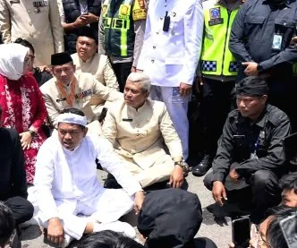 Dedi Mulyadi Didatangi Massa Demo Jalan Rusak Karawang, Mahasiswa Singgung Soal “Cari Panggung” Viral Mahasiswa Teriaki Dedi Mulyadi Saat Demo Karawang, Begini Klarifikasi Beryl Geovanni
