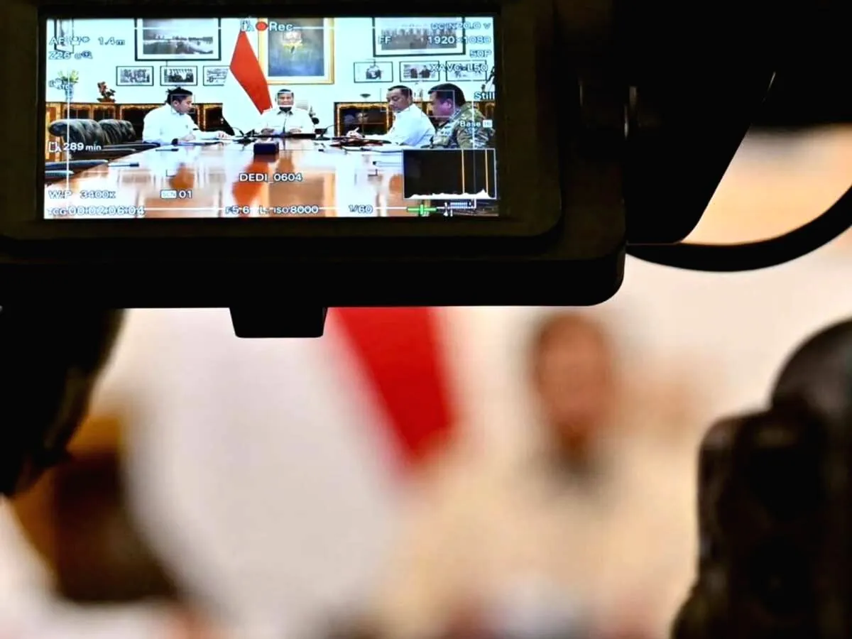 Viral Momen Mayor Teddy Geser Mic Prabowo, Ferry Koto Pertanyakan Perannya di Rapat Terbatas Viral Teddy Geser Mic Prabowo Saat Bahas Karhutla, Ferry Koto Soroti Posisi di Rapat Istana