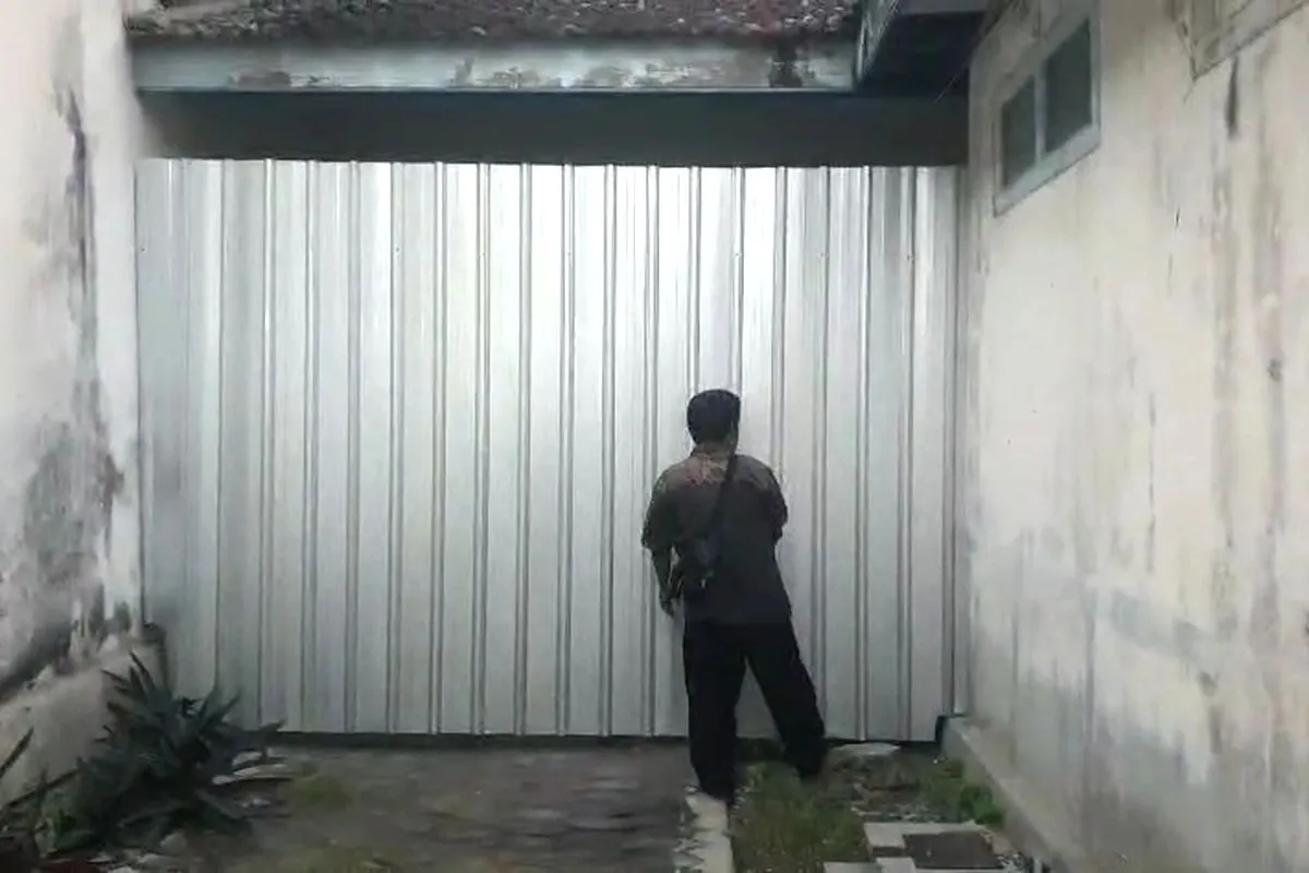 Seteru Lagi, Pagar Seng Menutup Akses Pelataran Keraton Solo, LDA Ungkap Karena Ada Proyek Revitalisasi 13 Titik Akses keraton solo dipagar seng