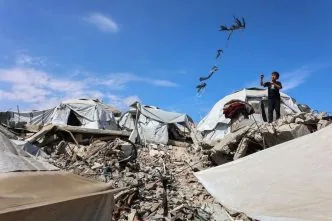 Anak di gaza bermain layangan