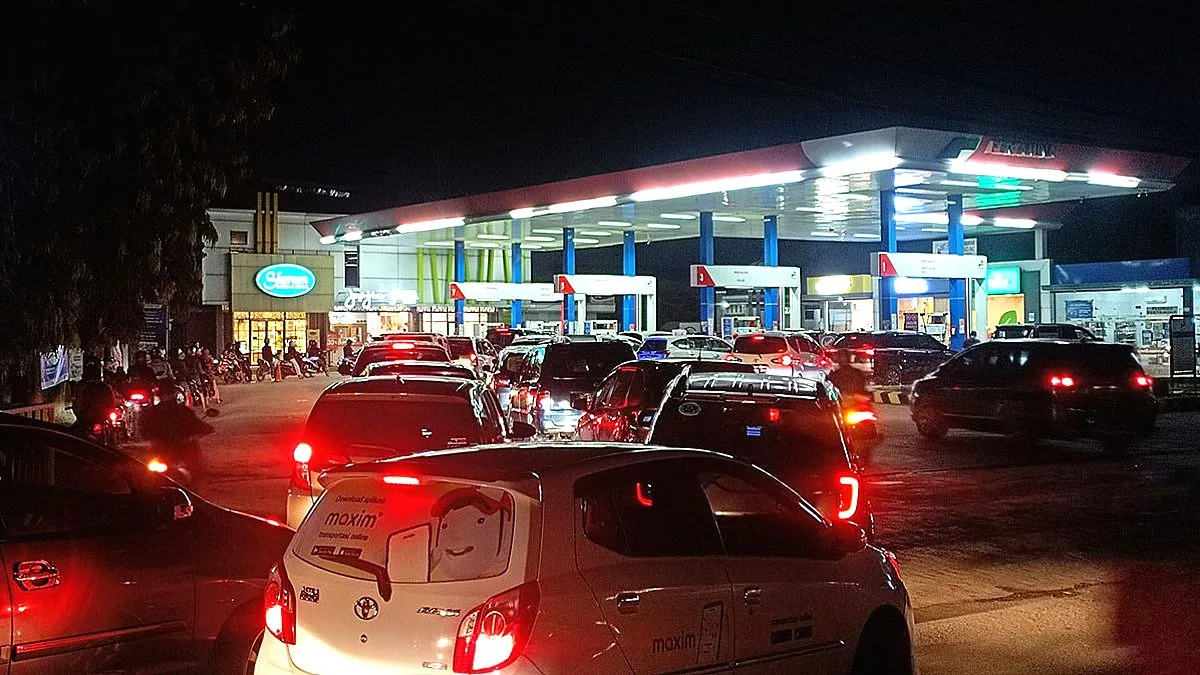 Harga BBM 1 September 2026: Pertamina Dex dan Dexlite Melonjak, Pertamax Turbo Jadi Rp19.600 Antrean spbu malam hari