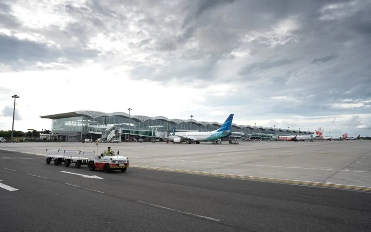 Bandara Kualanamu Sumatera Utara Lumpuh Akibat Abu Vulkanik Sinabung, 21 Penerbangan Dibatalkan Bandara kualanmu diselimuti abu vulkanik sinabung
