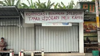 Sengketa Pelebaran Stasiun Solo Jebres, Warga Ledoksari Solo Tolak Surat Peringatan Pengosongan Lahan dari KAI Banner protes warga ledoksari