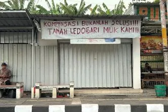 Sengketa Pelebaran Stasiun Solo Jebres, Warga Ledoksari Solo Tolak Surat Peringatan Pengosongan Lahan dari KAI Banner protes warga ledoksari