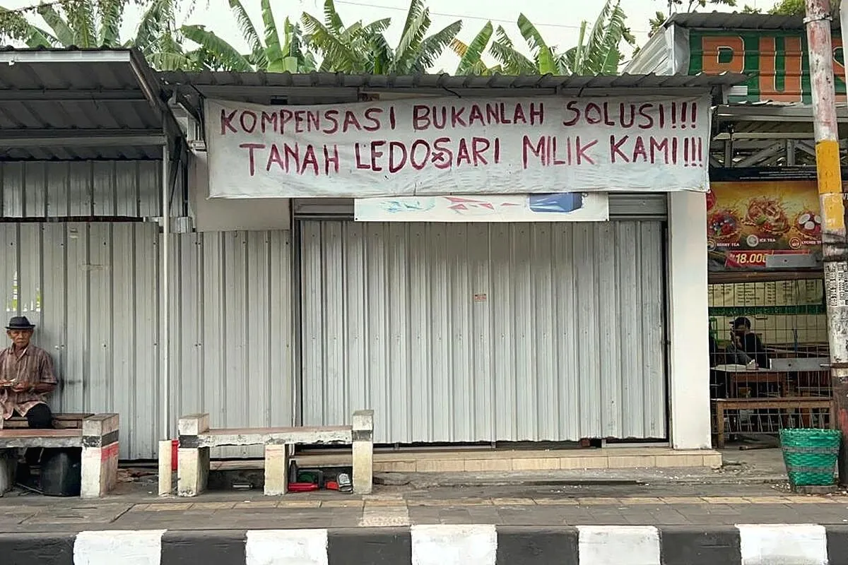Sengketa Pelebaran Stasiun Solo Jebres, Warga Ledoksari Solo Tolak Surat Peringatan Pengosongan Lahan dari KAI Banner protes warga ledoksari