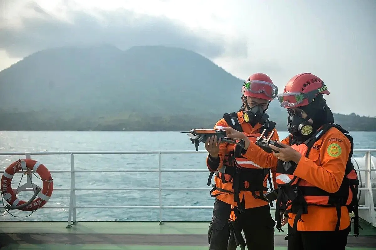 Basarnas Kerahkan Sepuluh Kapal dan Drone Cari Rombongan Jurnalis yang Hilang di Sekitar Gunung Anak Krakatau Basarnas melakukan pencarian jurnalis yang hilang kontak dengan drone