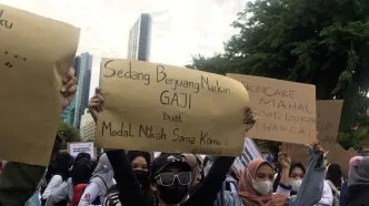 50 Ribu Buruh Akan Demo Serentak Hari Ini di 14 Provinsi 30 Kota Protes Aturan Outsourcing & Upah Buruh Buruh lakukan unjuk rasa tolak kenaikan upah murah