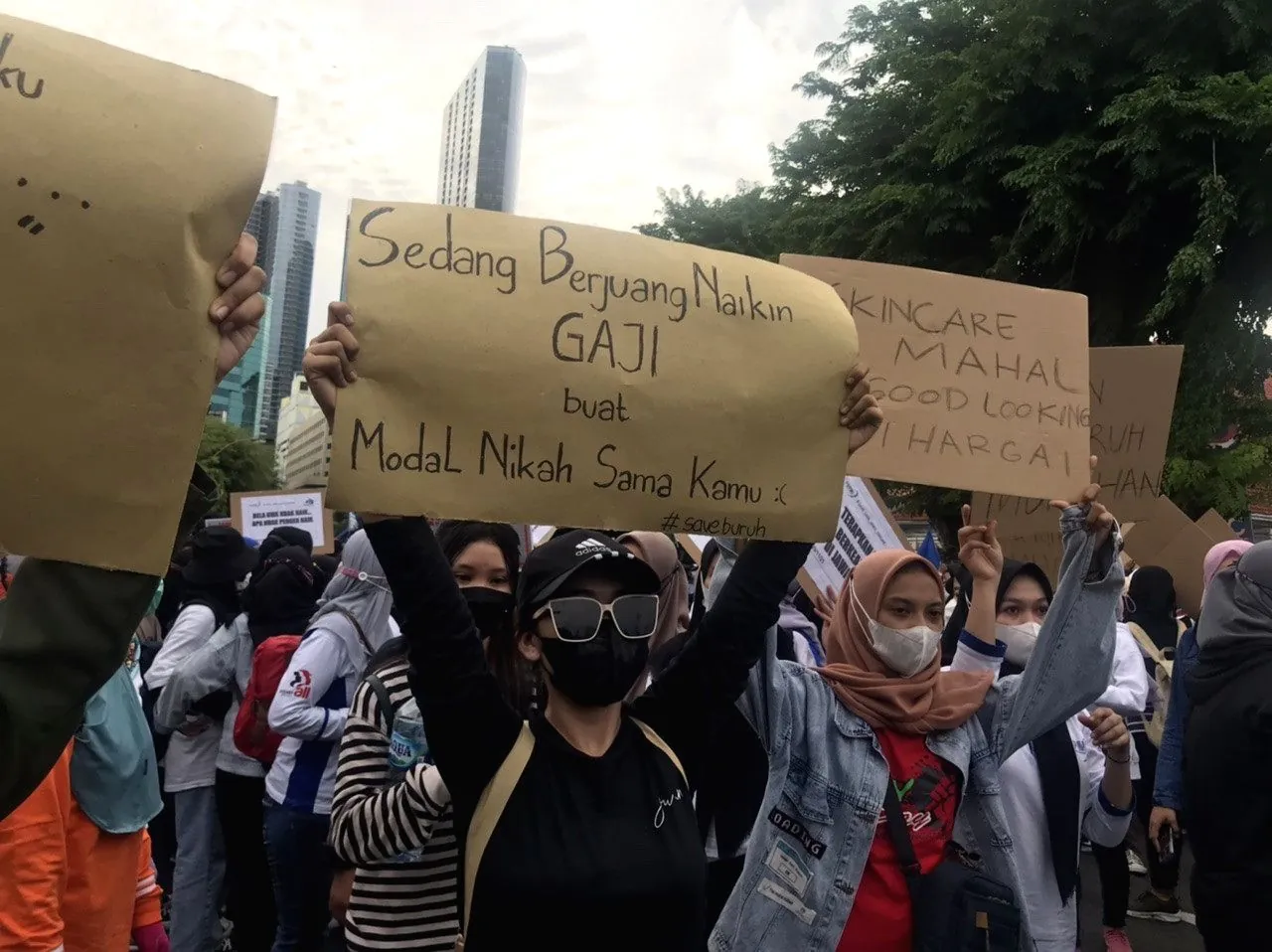 50 Ribu Buruh Akan Demo Serentak Hari Ini di 14 Provinsi 30 Kota Protes Aturan Outsourcing & Upah Buruh Buruh lakukan unjuk rasa tolak kenaikan upah murah