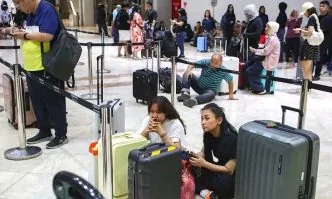Calon penumpang di bandara soekarno hatta tertahan akibat penebrangan ditunda