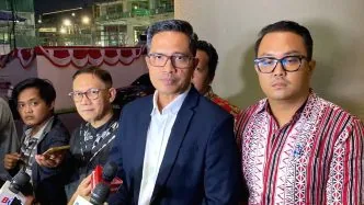 Febrie Adriansyah Diperiksa 10 Jam oleh Kejaksaan Agung sebagai Tersangka Kasus Pencucian Uang Febri diansyah kuasa hukum febrie adriansyah memberikan keterangan