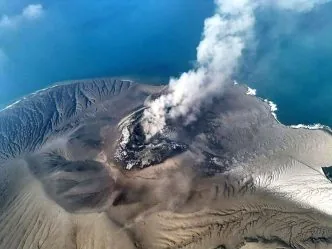 Foto erupsi anak krakatau dari udara