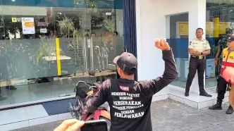 Massa ampb lempar kantor bank mandiri pati dengan telur busuk