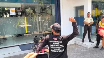 Massa ampb lempar kantor bank mandiri pati dengan telur busuk