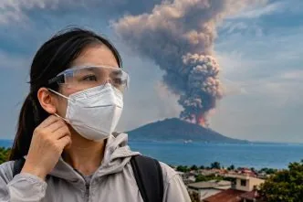 Perlindungan dari abu vulkanik masker dan kacamata
