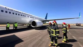 Pesawat boeing 737 pecah ban di lanud sultan hassanuddin makasar