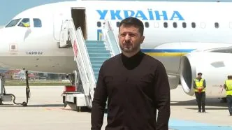 Presiden ukraina didepan pesawat kenegaraan