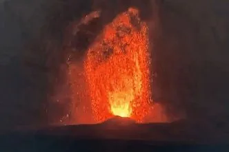 Rangkaian letusan erupsi anak krakatau terlihat dramaris