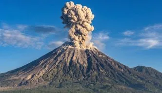 Gunung Meletus Semeru Hari Ini, Kolom Abu Capai 900 Meter di Atas Puncak, Debu Vulkanik Menjangkau Malang & Lumajang Semeru erupsi 13 september
