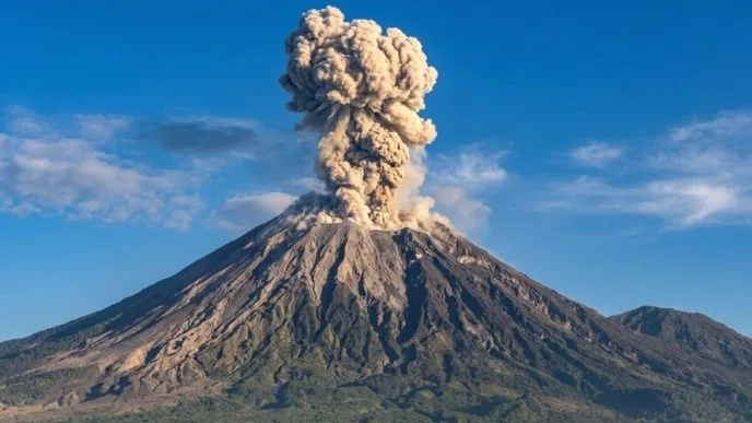 Gunung Meletus Semeru Hari Ini, Kolom Abu Capai 900 Meter di Atas Puncak, Debu Vulkanik Menjangkau Malang & Lumajang Semeru erupsi 13 september