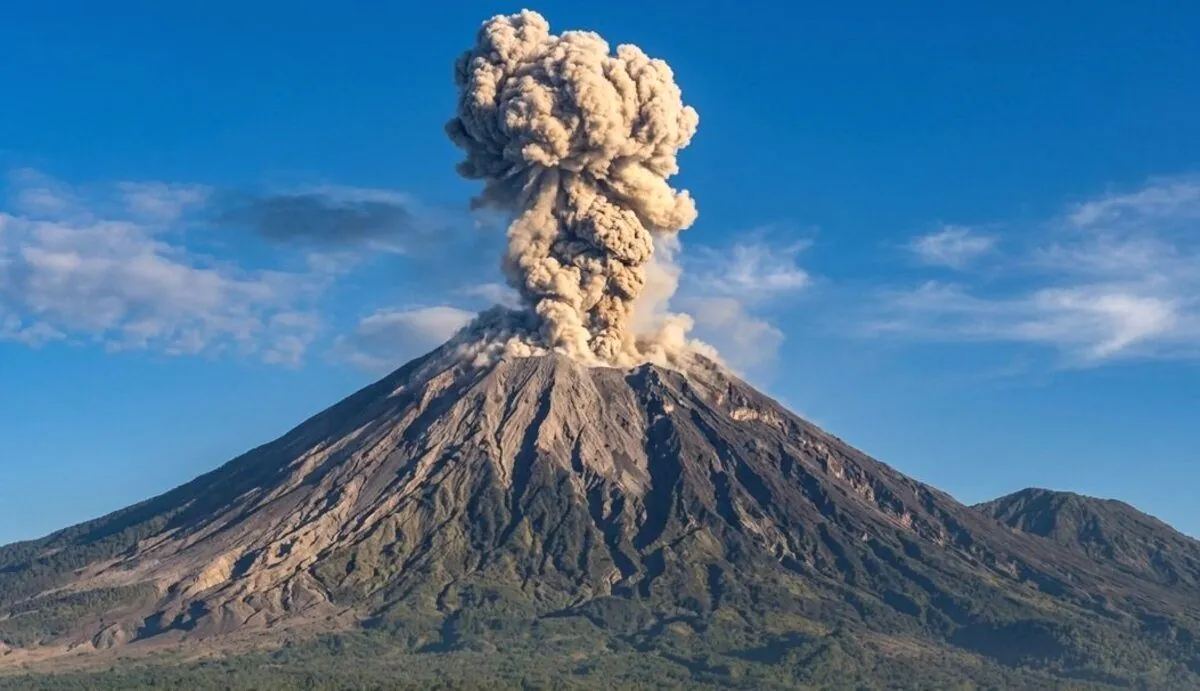 Gunung Meletus Semeru Hari Ini, Kolom Abu Capai 900 Meter di Atas Puncak, Debu Vulkanik Menjangkau Malang & Lumajang Semeru erupsi 13 september