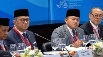 Seskab teddy main pulpen didepan vladimir putin