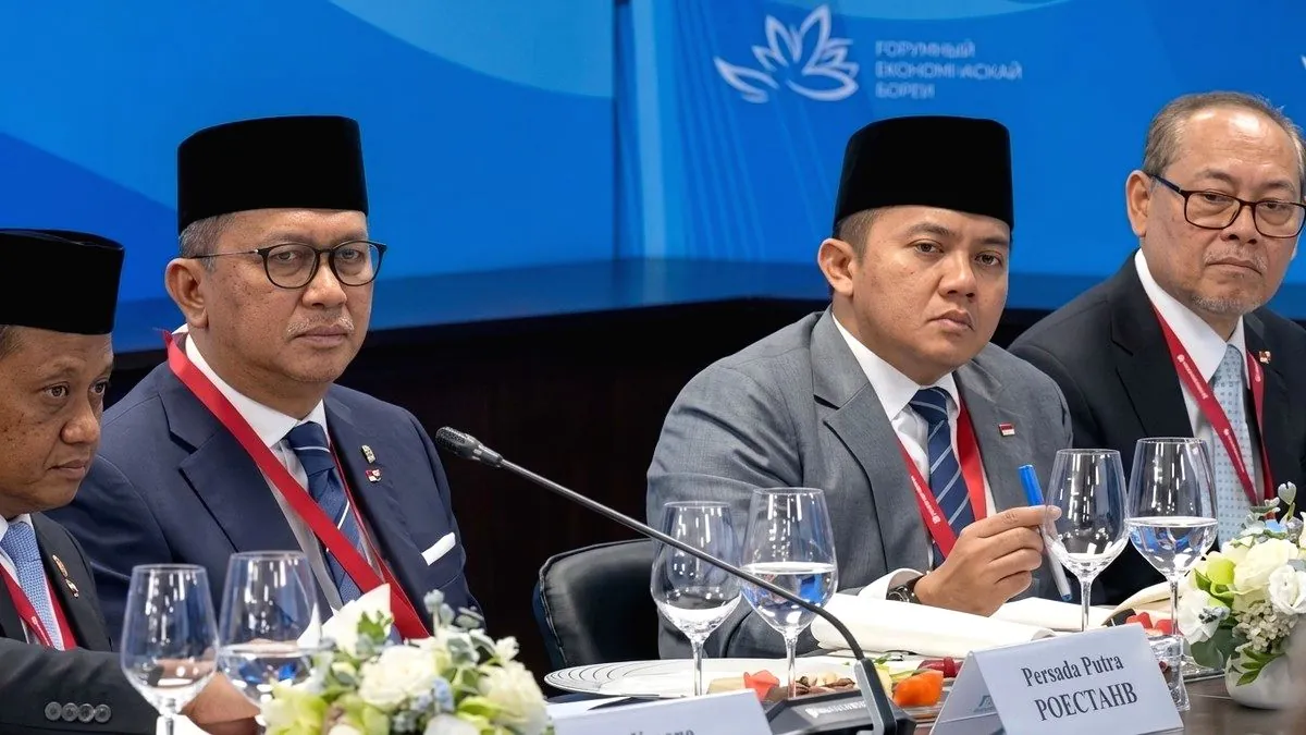 Viral Aksi Teddy Mainkan Pulpen di Depan Presiden Rusia Vladimir Putin Jadi Hujatan Netizen Seskab teddy main pulpen didepan vladimir putin